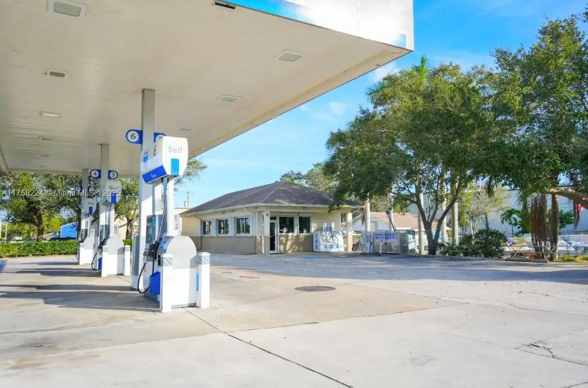 Great Investment Opportunity: Gas Station & Real Estate (Tenant Vacating June 30, 2025)
For sale: Real estate + gas station business. The convenience store was previously run by a tenant, but the tenant will be vacating on June 30. 2025 This allows the new owner to either continue with the existing business model or start fresh. This sale includes the property, the gas station, and all equipment, giving you full control over both the real estate and business. Located at 755 4th St, Vero Beach, FL 32962, The 1,364 sq. ft. building sits on a spacious lot with multiple fuel pumps. High traffic area.