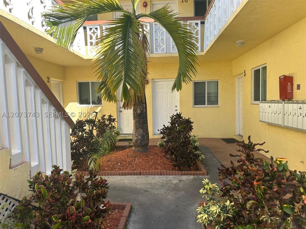 Photo of 724 NE 4th St #5, Hallandale Beach, FL 33009 (MLS # A12073743)