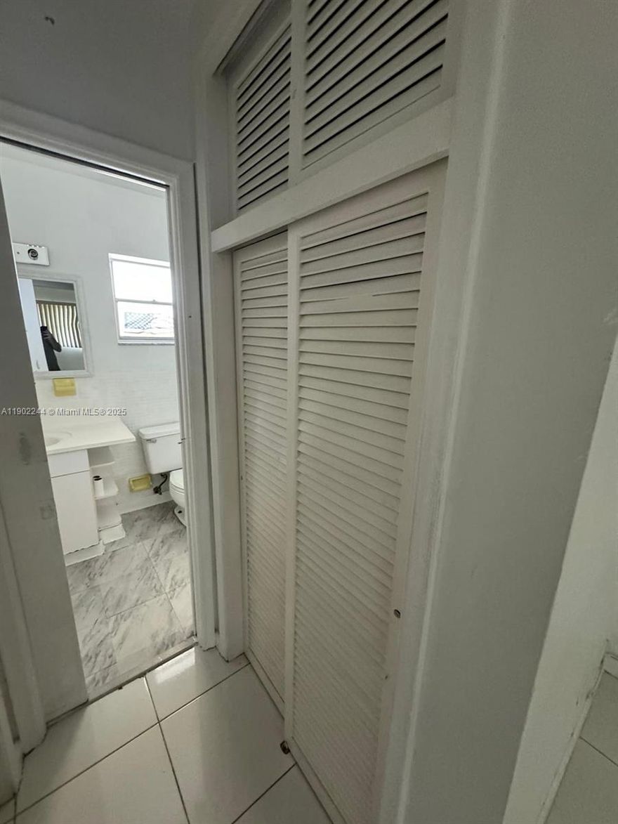 Stunning unit in the heart of Aventura! This charming 1-bedroom, 1-bathroom condo features brand-new appliances and a cozy layout. Enjoy the convenience of being within walking distance to everything Aventura has to offer. An excellent investment opportunity – currently tenant-occupied.