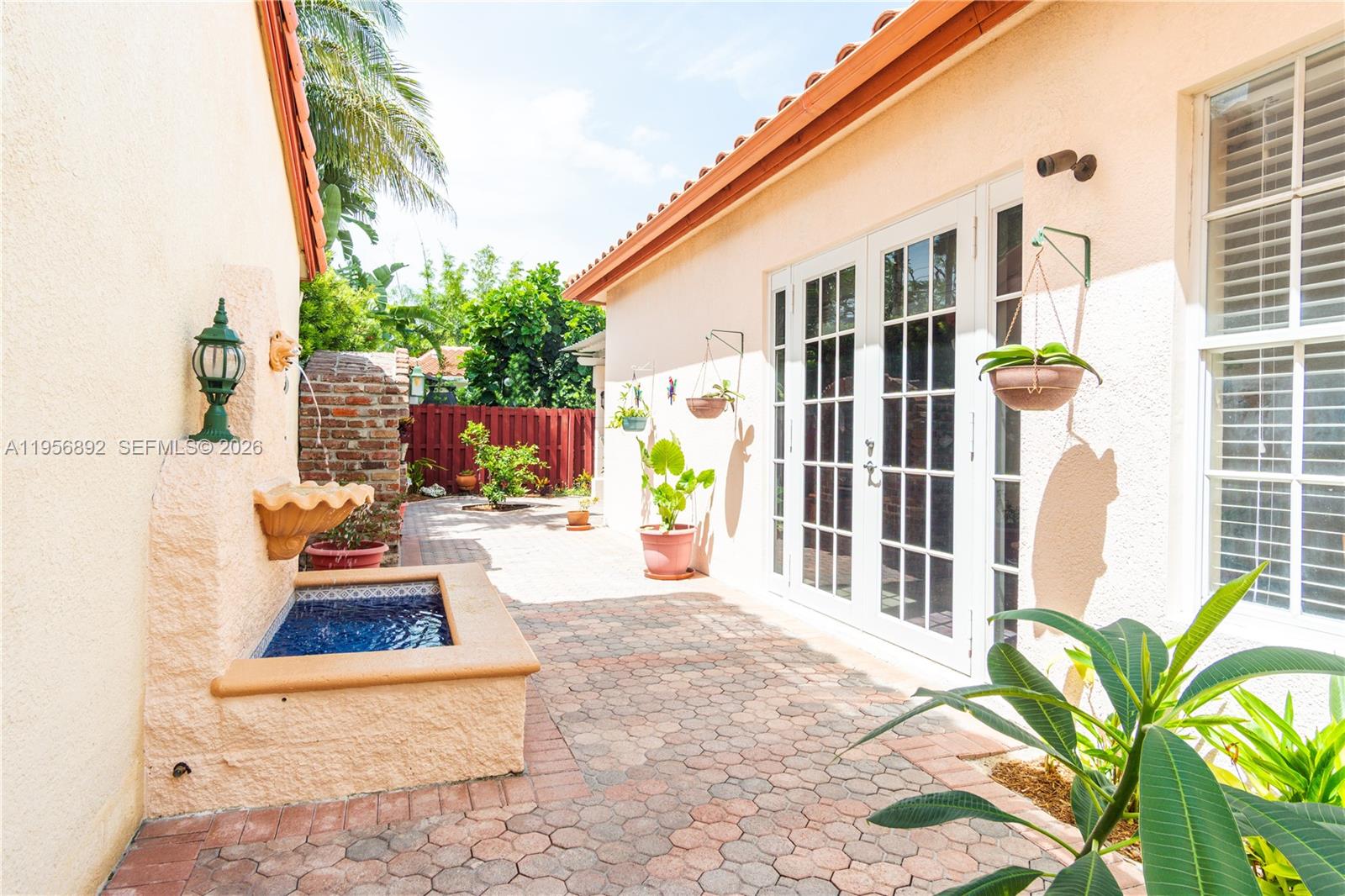 DORAL SANDS - Residential