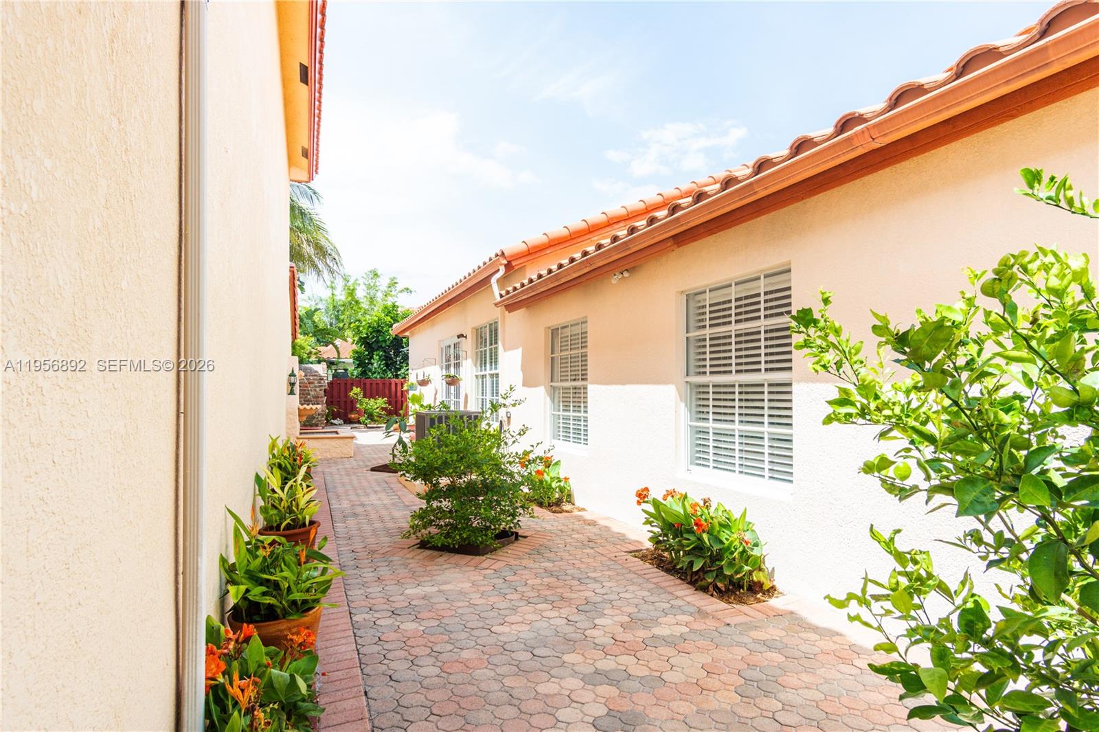 DORAL SANDS - Residential