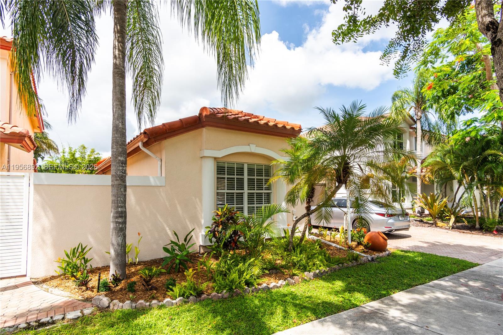 DORAL SANDS - Residential