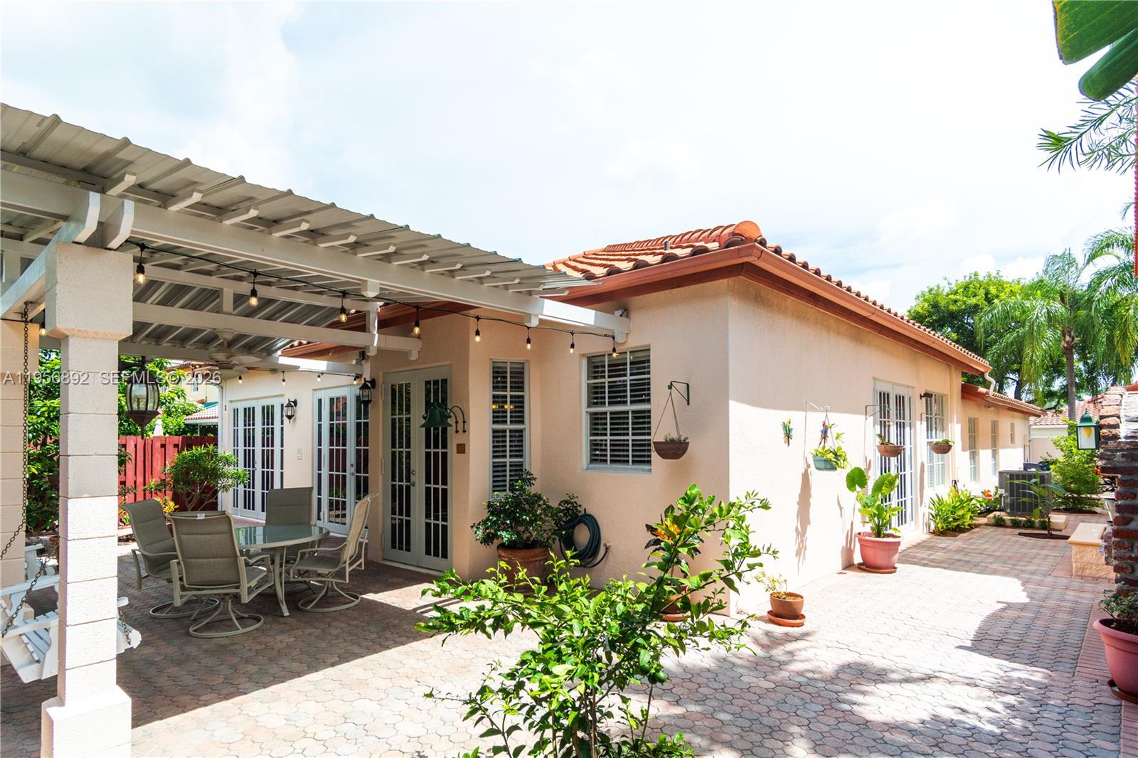 DORAL SANDS - Residential