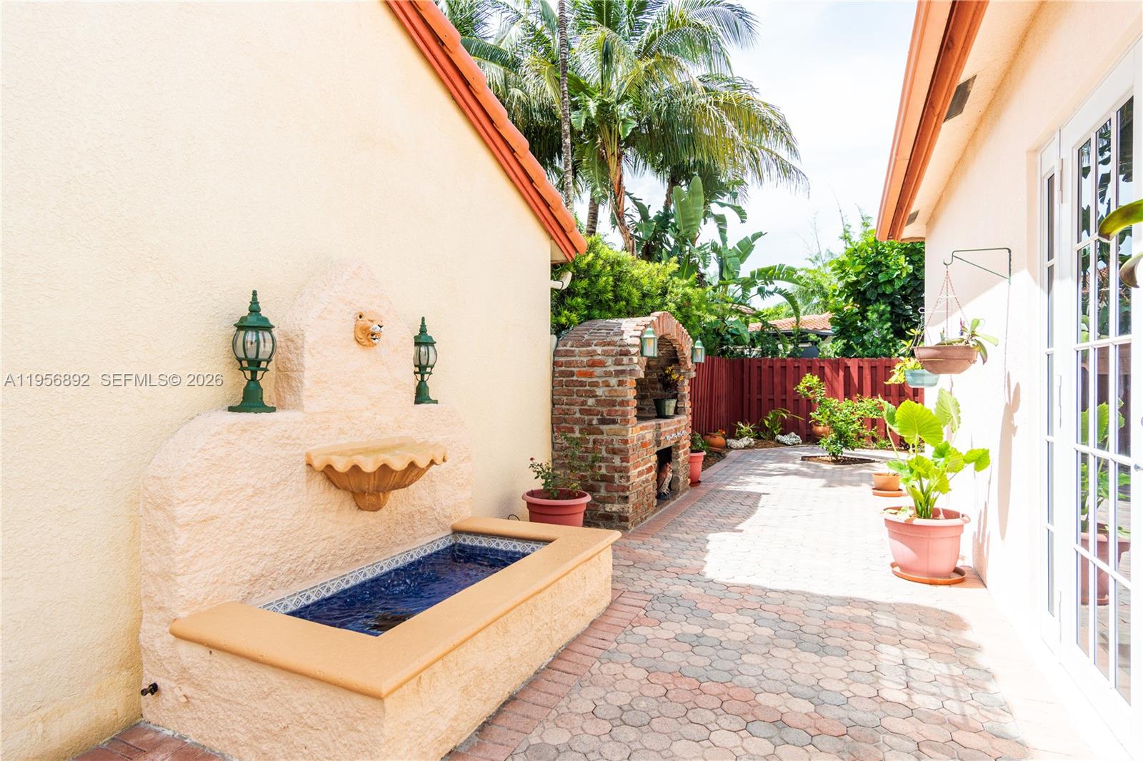 DORAL SANDS - Residential