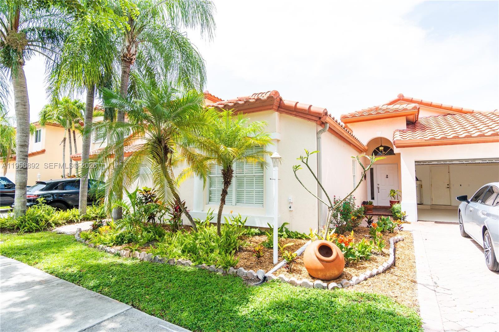 DORAL SANDS - Residential