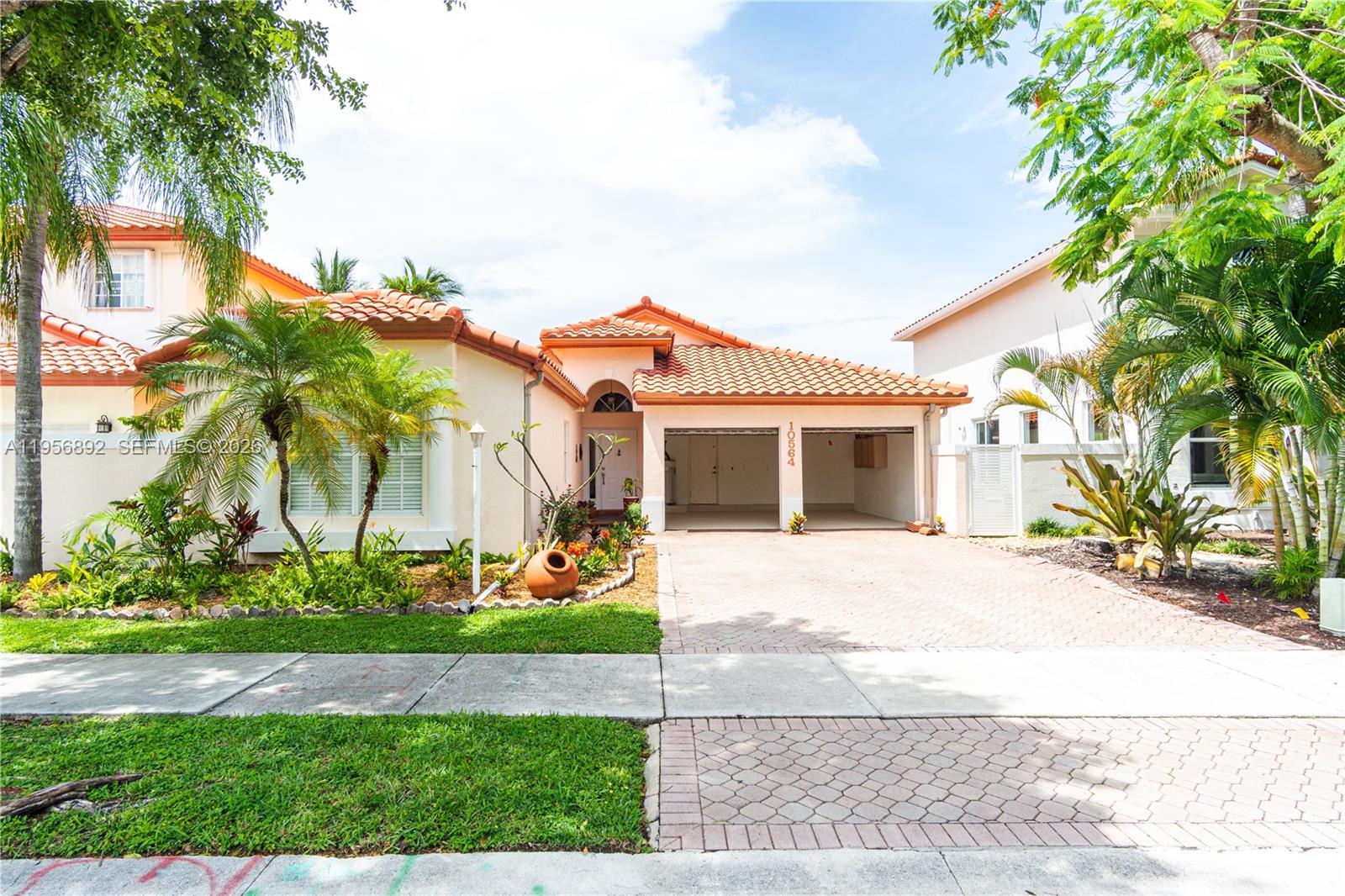 DORAL SANDS - Residential