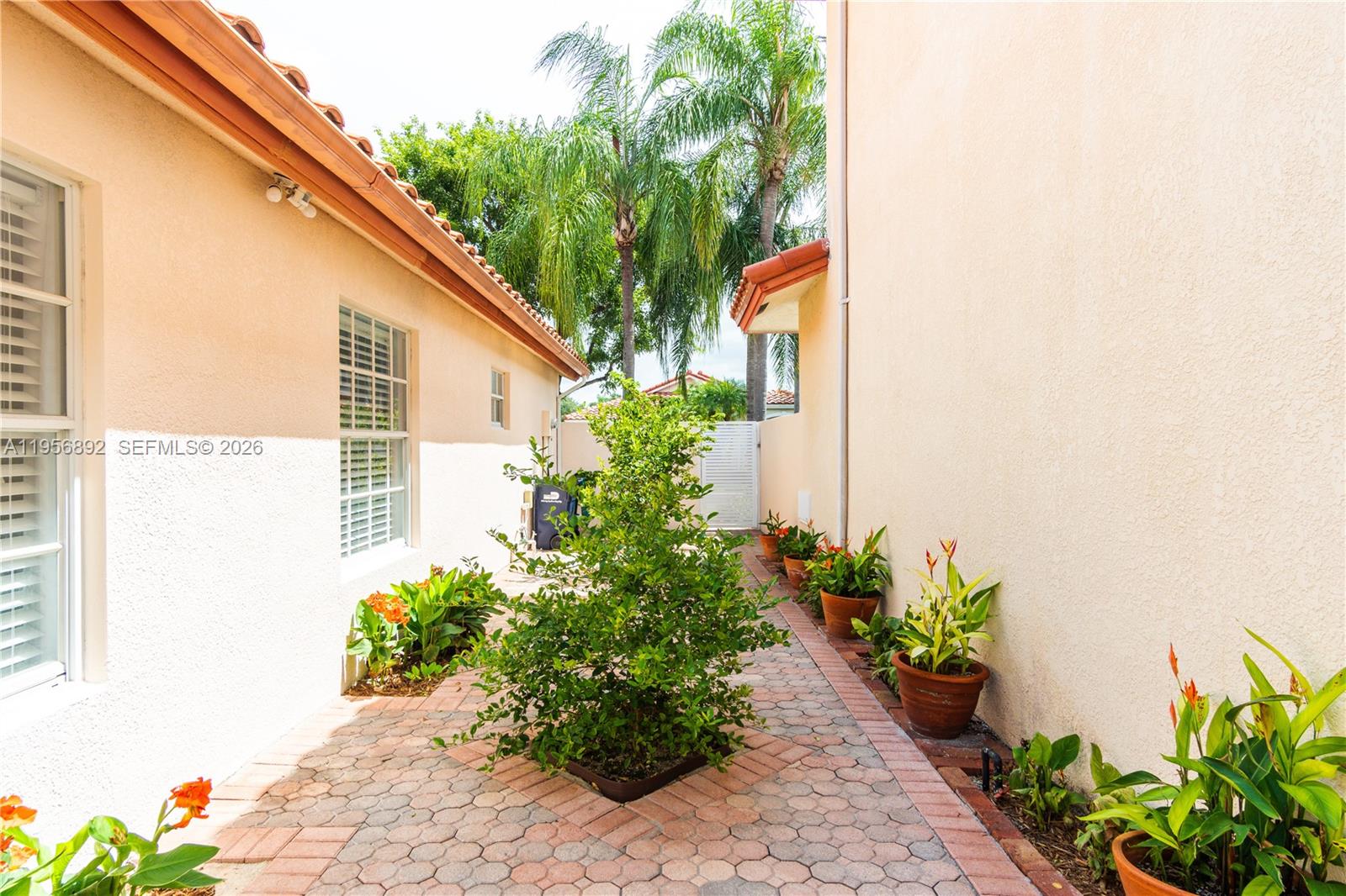 DORAL SANDS - Residential