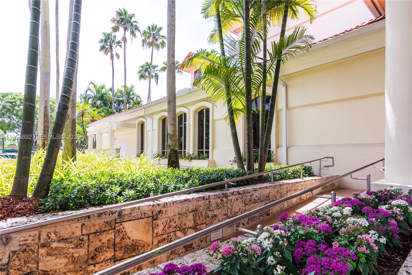 DORAL SANDS - Residential