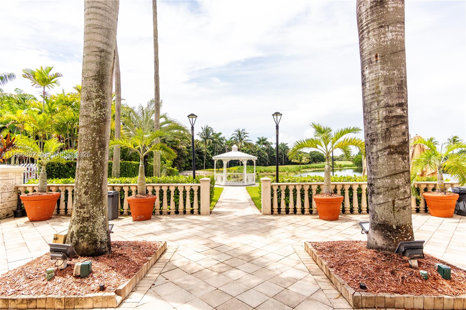 DORAL SANDS - Residential