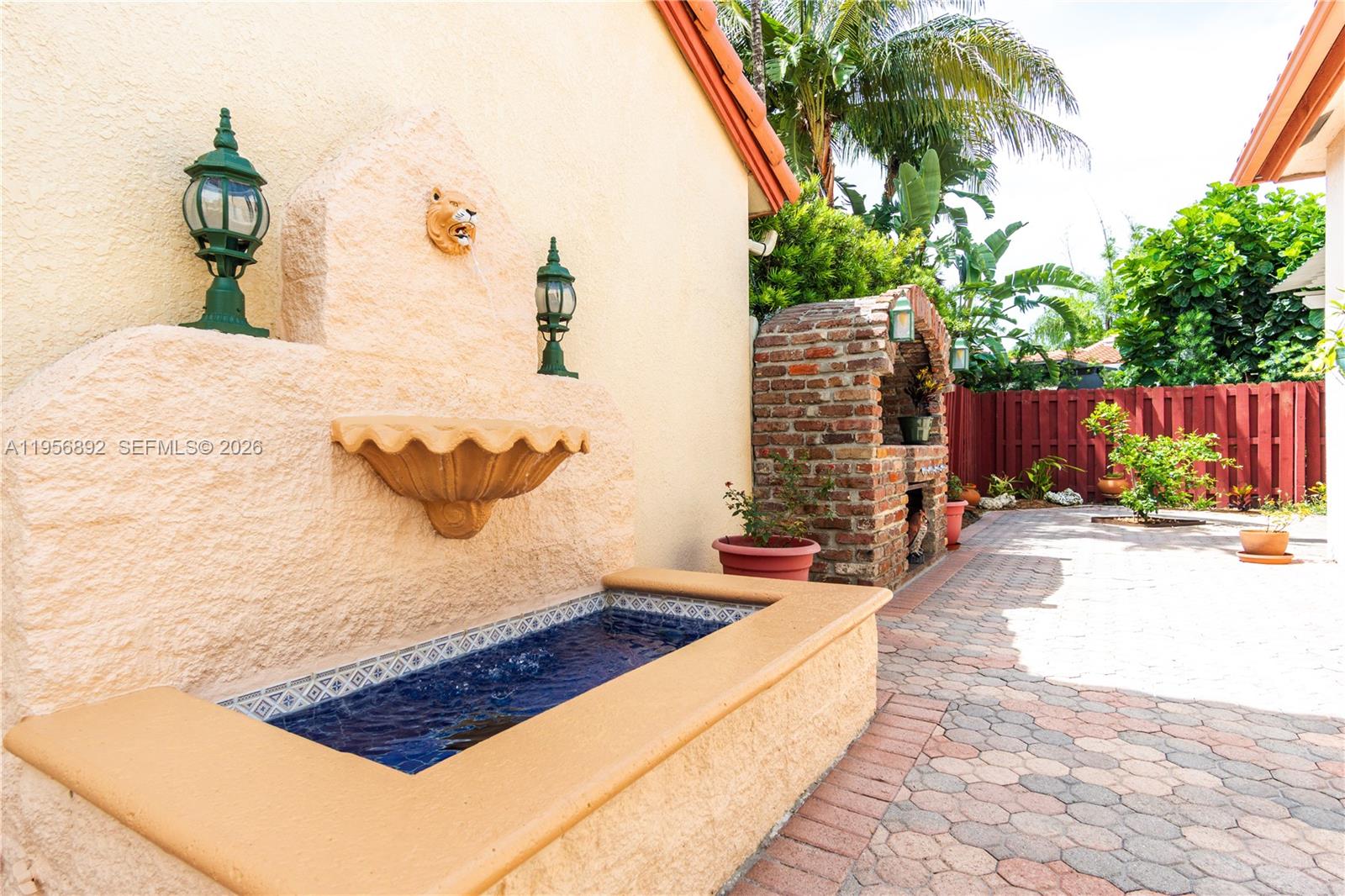 DORAL SANDS - Residential