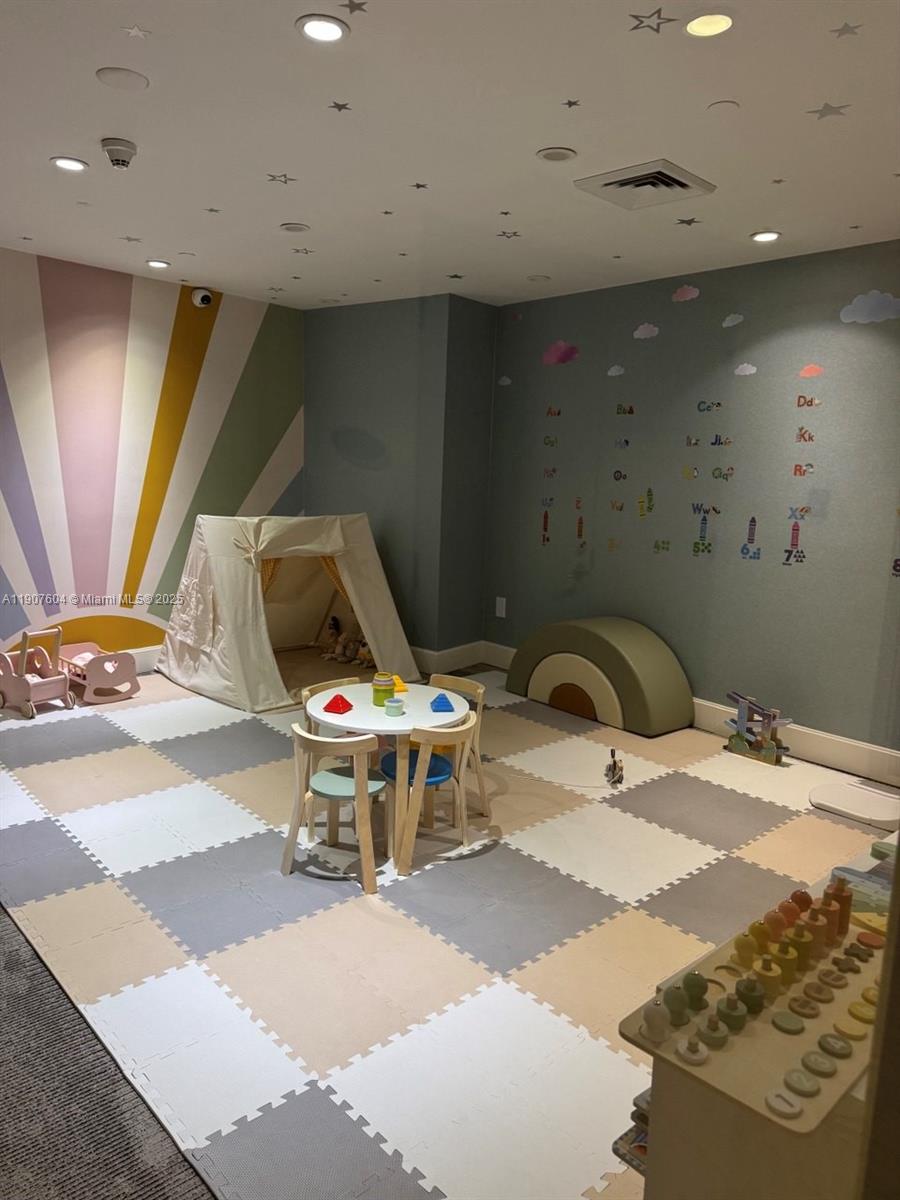 TRUMP ROYALE CONDO - Residential