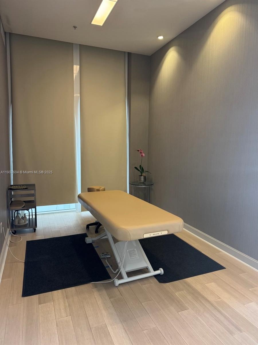 TRUMP ROYALE CONDO - Residential