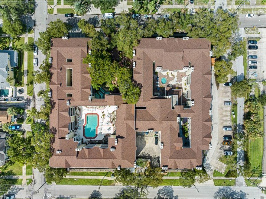 Tenant inplace to 5/11/2026. Renovated and move-in ready, this beautifully remodeled condo is located in the heart of Hyde Park—one of the most sought-after neighborhoods in South Tampa. Enjoy the convenience of walking to Hyde Park Village, shopping, or a scenic stroll along Bayshore Blvd. Brand-new kitchen featuring high-end stainless-steel appliances and quartz countertops. The spacious bedroom includes a walk-in closet, while the living room offers a cozy fireplace and a fully upgraded bathroom. New vinyl flooring runs throughout, and in-unit washer and dryer. Private patio overlooking the community pool, unwind in the hot tub, or stay active at the on-site gym. Hyde Park Place is a gated community with garage parking—perfect for working professionals, students, and retirees alike.