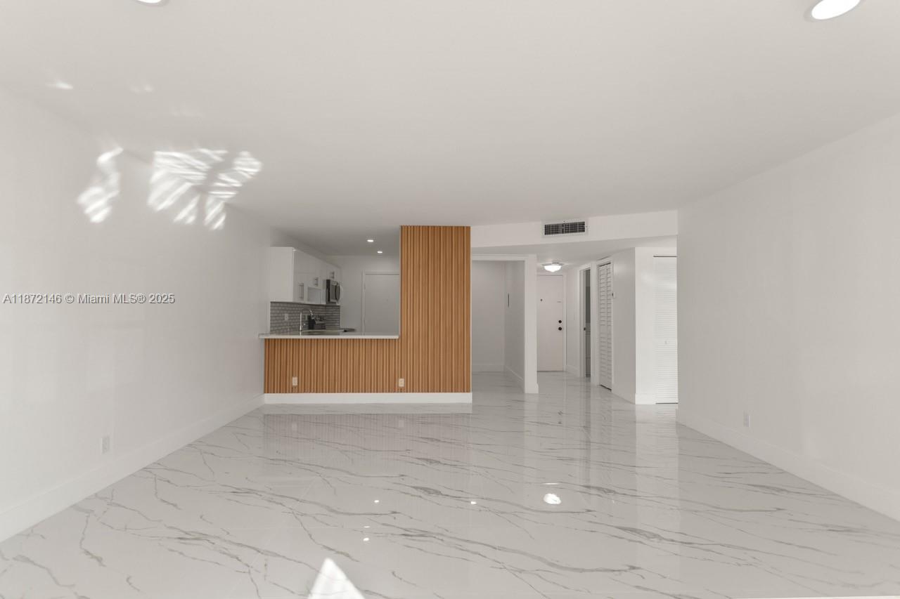 Incredible apartment with one bedroom and one and a half bathroom. Community is for 55+, spacious living room, large bedroom. Quiet complex and very well located. The unit is also for sale. Tenants aware.