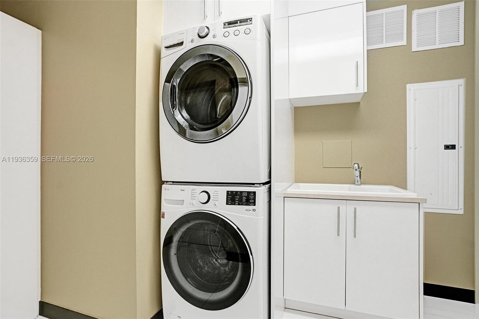 15811 Collins Ave 2201