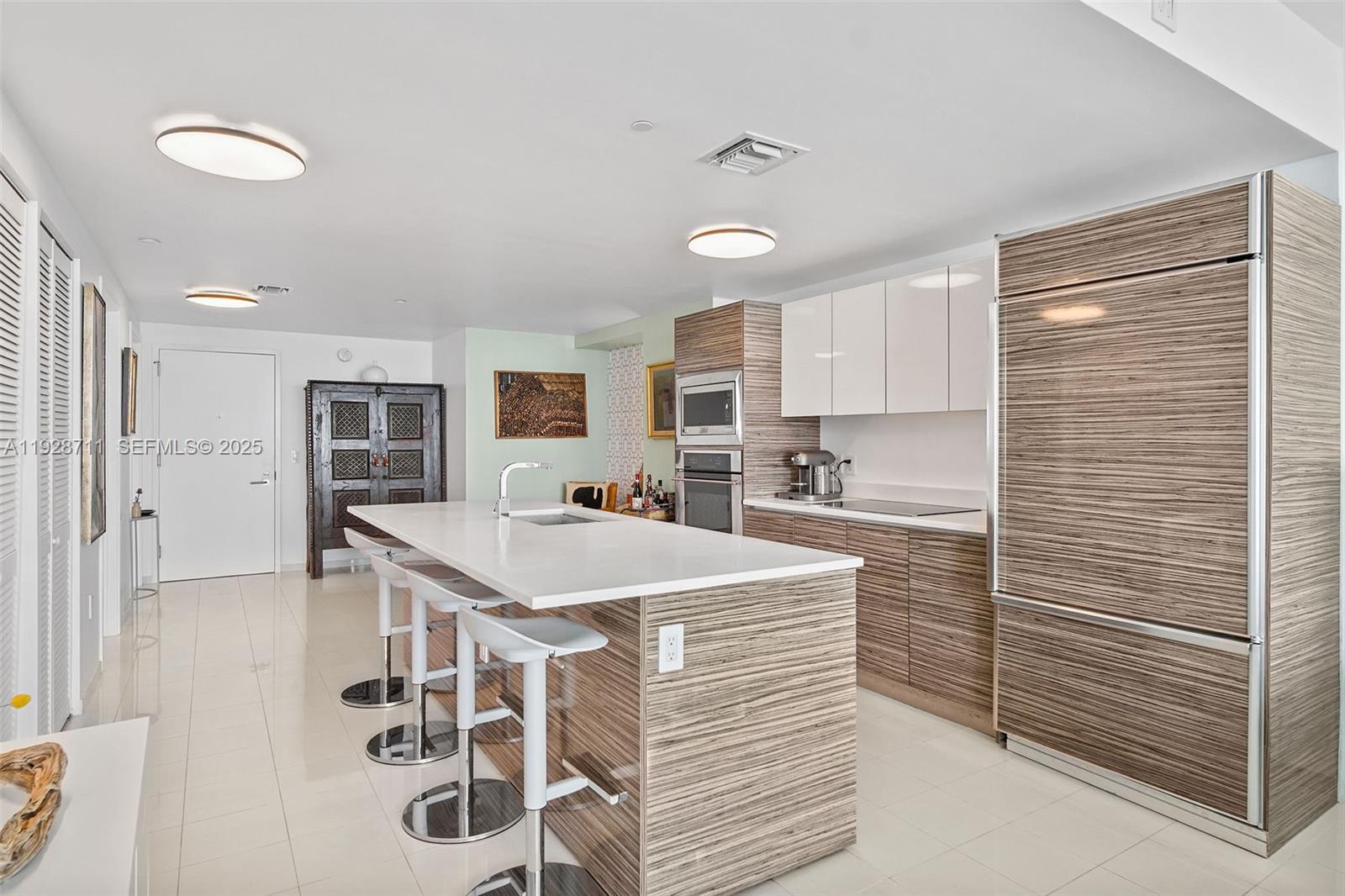 ICON BAY CONDO - Residential