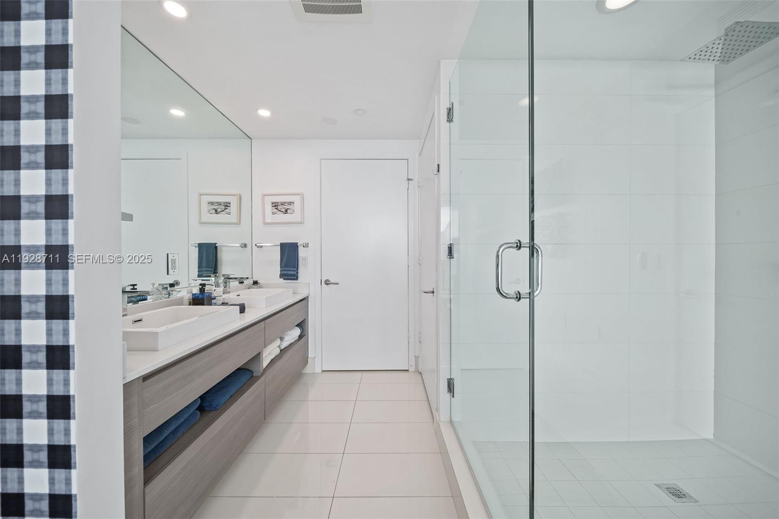 ICON BAY CONDO - Residential