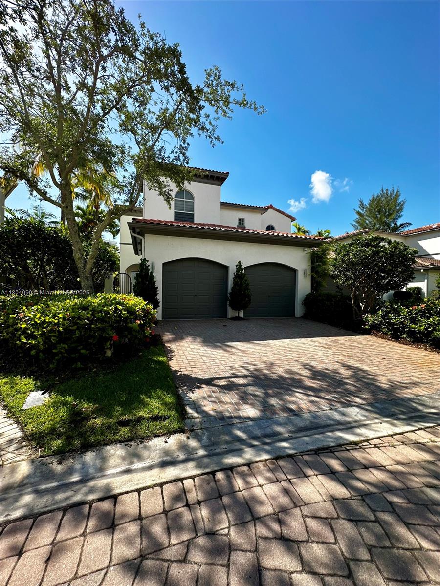 822 E Spinnaker Dr E