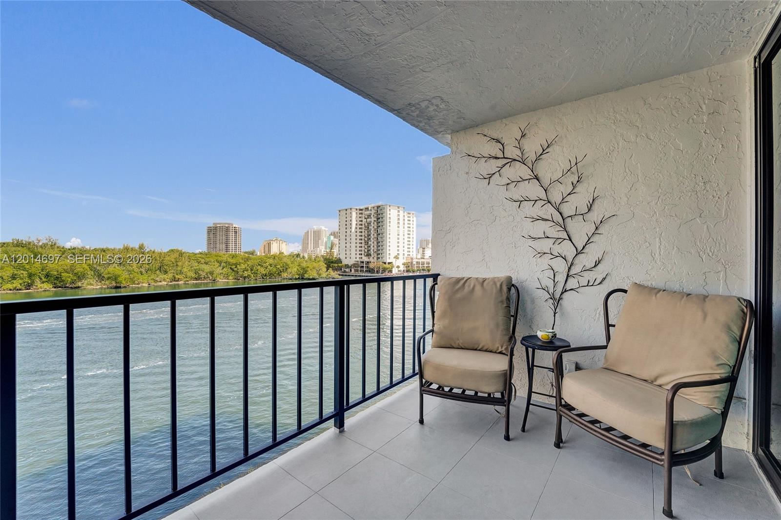 CORINTHIAN ON THE INTRACO - Residential