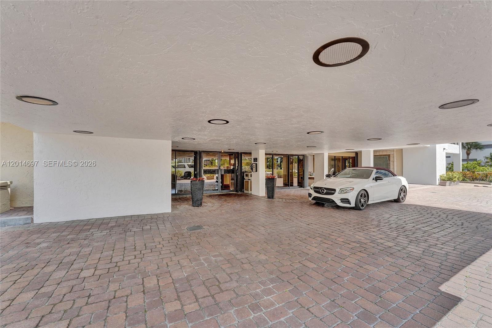CORINTHIAN ON THE INTRACO - Residential
