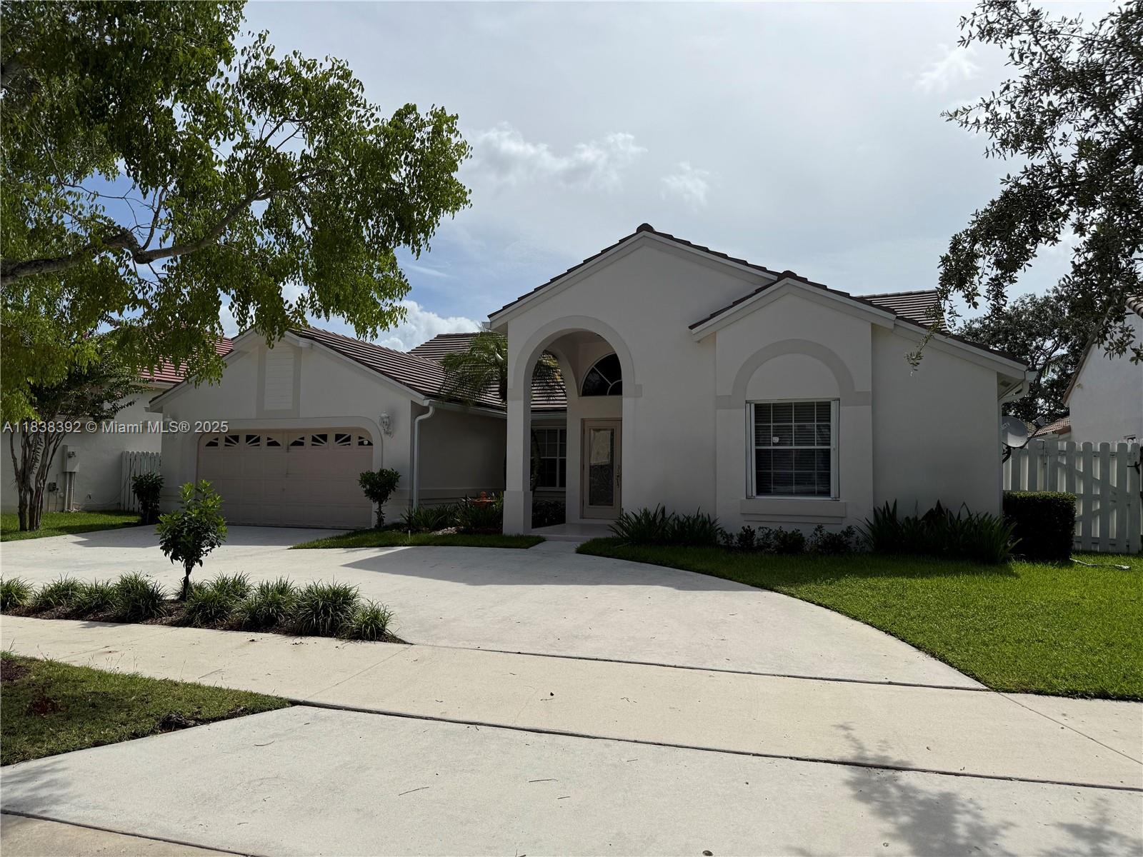 Spacious 5-bed, 3-bath home in the highly desirable Indian Trace community of Weston. Featuring tile flooring throughout, soon to be updated kitchen with newer appliances, and Samsung washer/dryer. Enjoy access to community amenities including playgrounds, lighted walking paths, and pet-friendly parks. Conveniently located near major retailers, grocery stores, and highways for easy commuting. No HOA application required—move in with ease! Do not miss out on this opportunity call today for a private tour!
