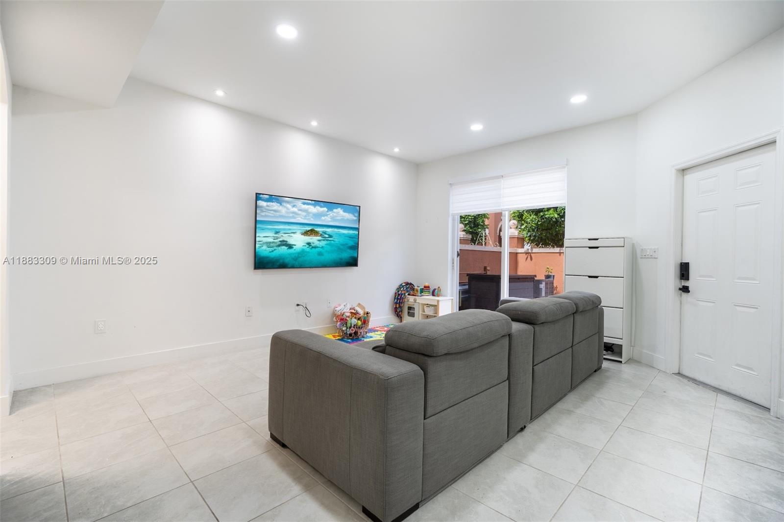 HAMPTON ISLES CONDO - Residential Lease