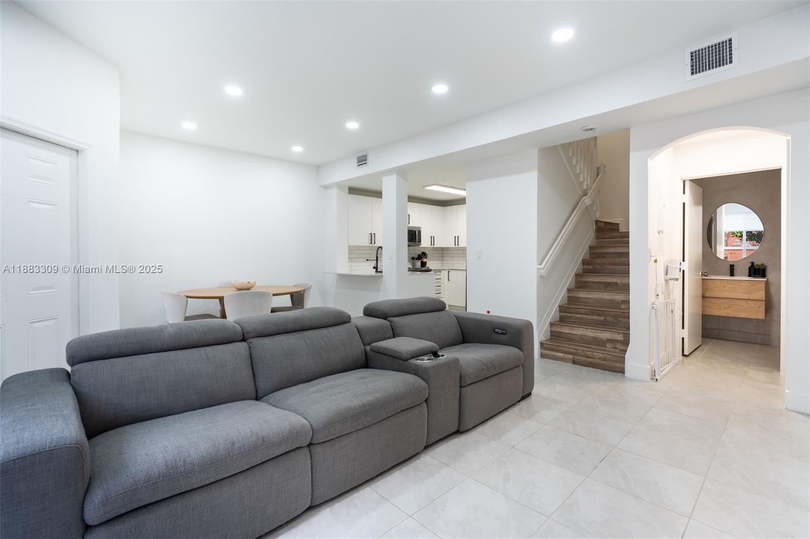 HAMPTON ISLES CONDO - Residential Lease