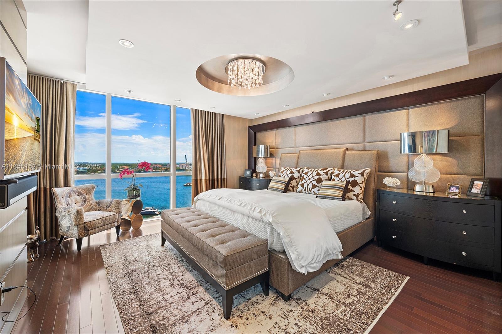 ICON CONDO - Residential