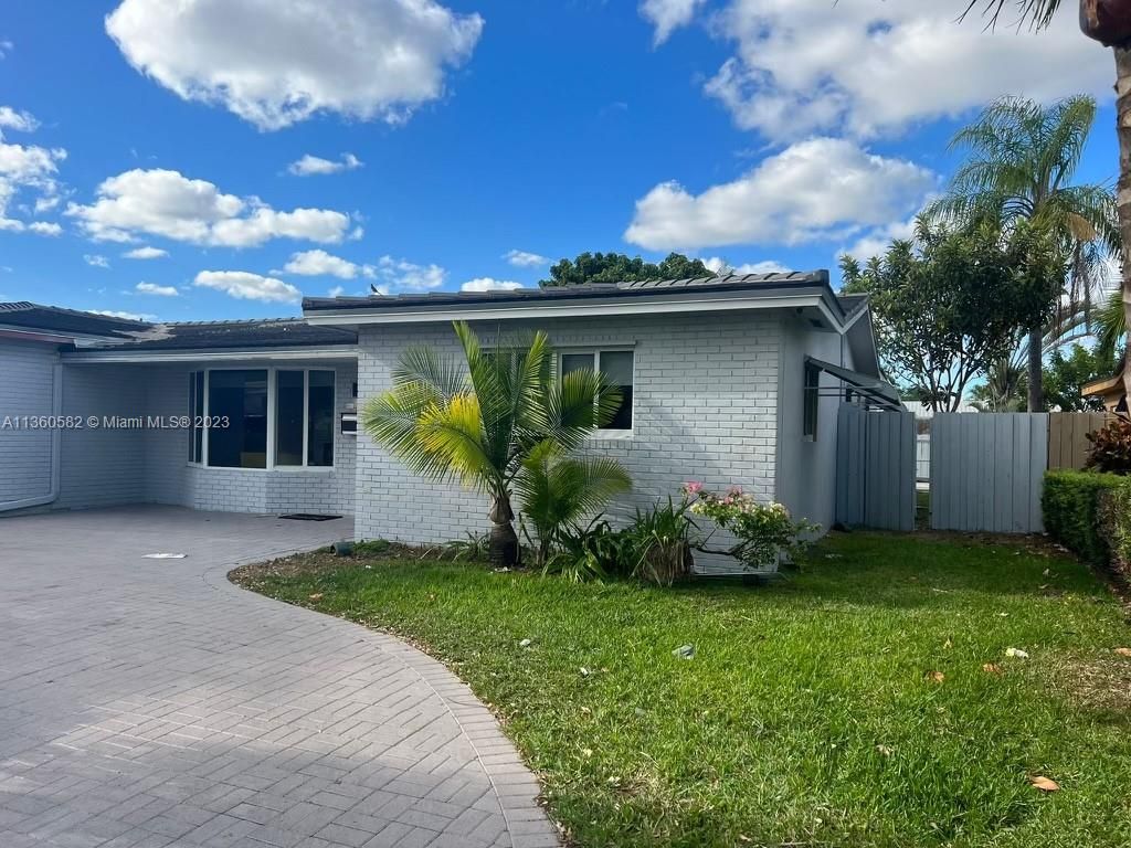 Photo of 4811 Hayes St, Hollywood, FL 33021 (MLS # A11360582)