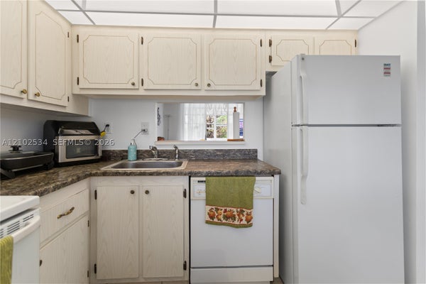 2998 NW 48TH TER APT 424, LAUDERDALE LAKES, FL 33313 - Image 3474002d7d0bf3f8c1ea4e2d5c1a48e4/2384313994