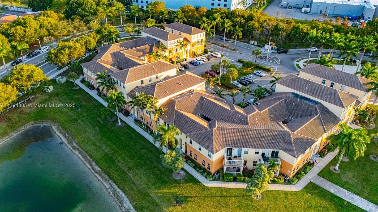 FONTAINBLEAU LAKES COURTY - Residential