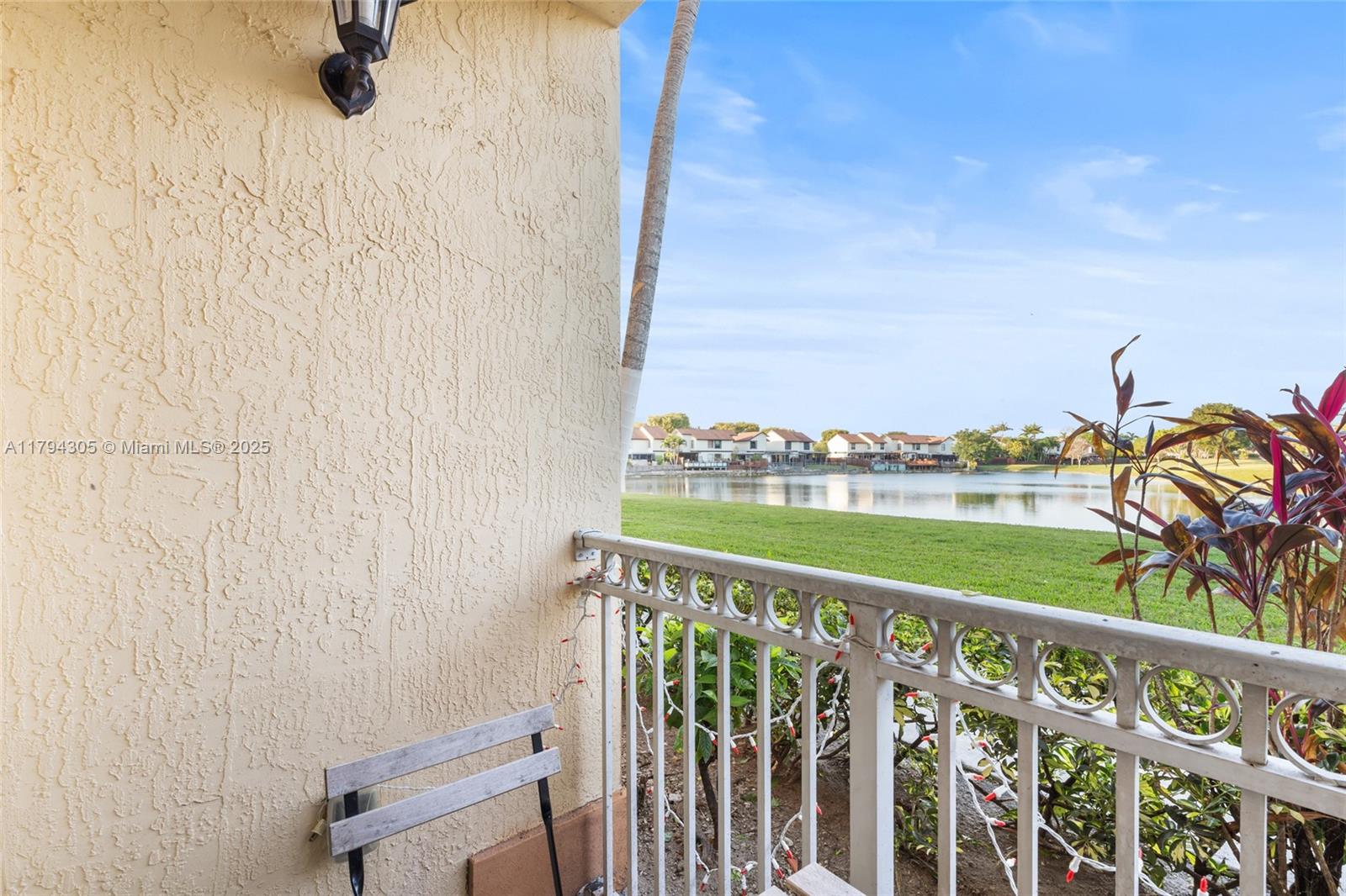 FONTAINBLEAU LAKES COURTY - Residential