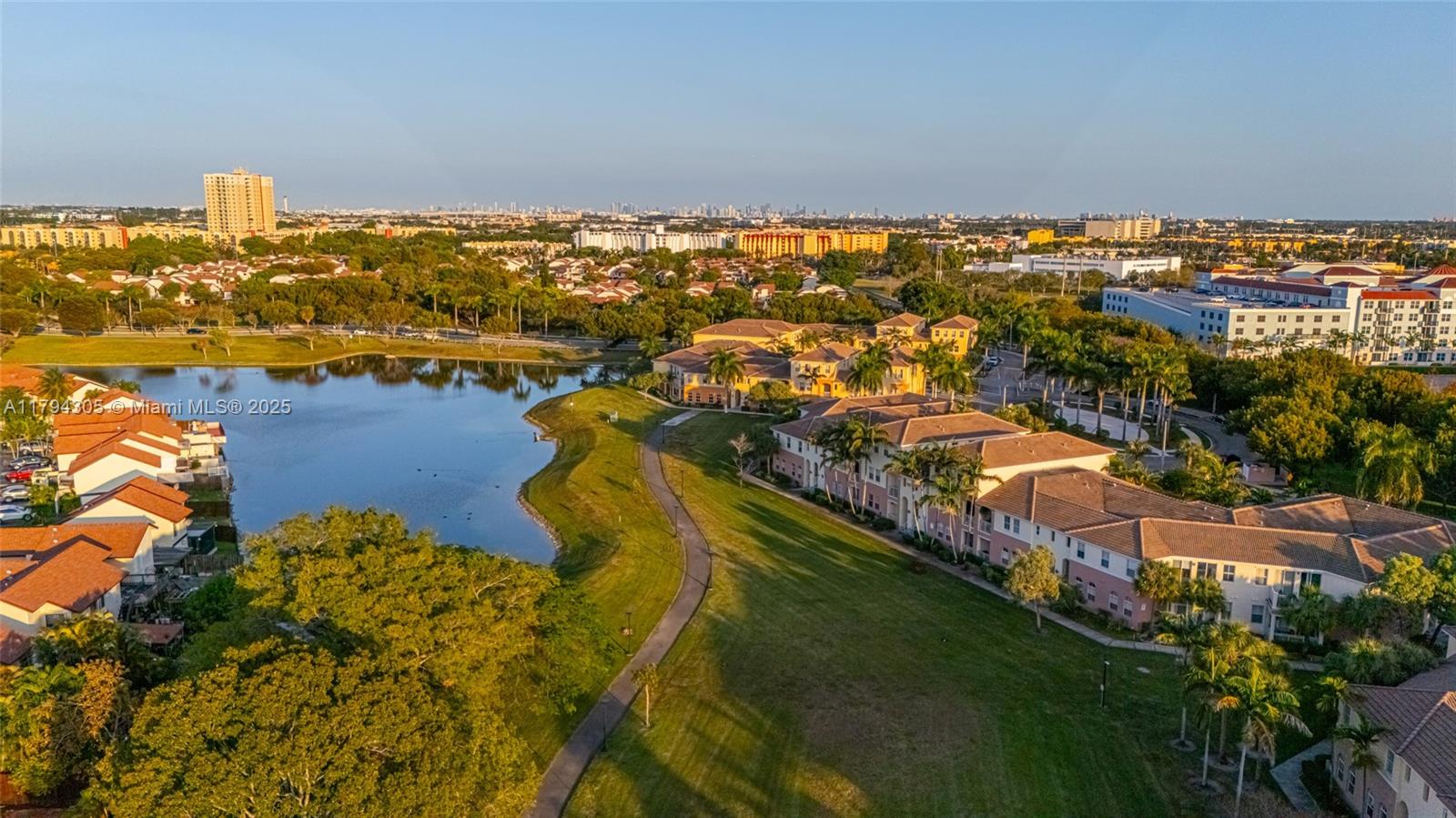FONTAINBLEAU LAKES COURTY - Residential