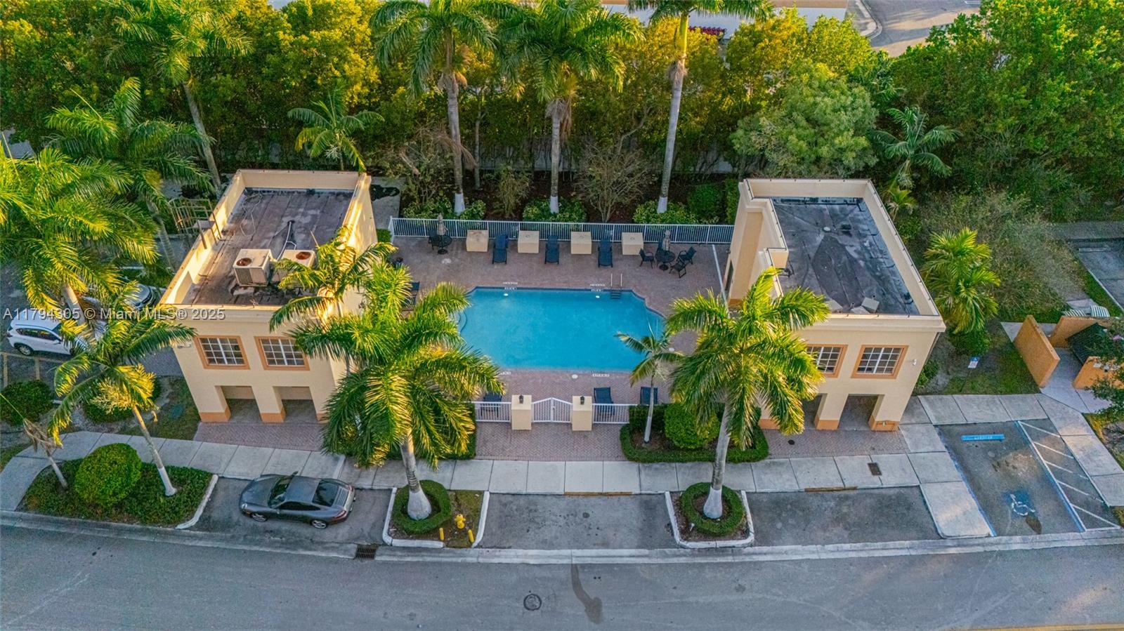 FONTAINBLEAU LAKES COURTY - Residential