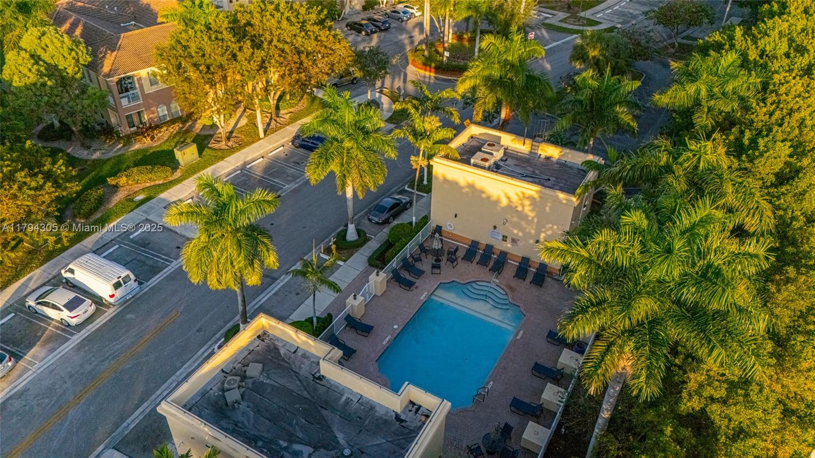 FONTAINBLEAU LAKES COURTY - Residential