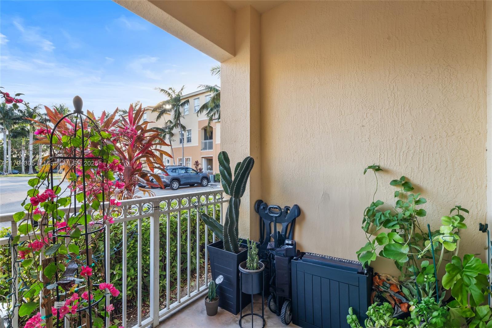 FONTAINBLEAU LAKES COURTY - Residential