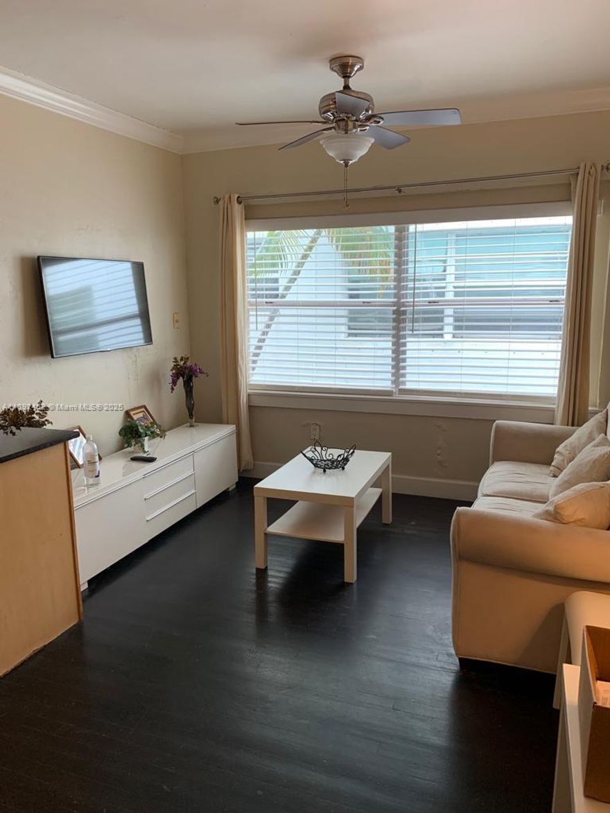 Furnished apartment 1 bed 1 bath in Miami Beach, street parking, washer & dryer in the building, tenant pays for electricity, water, and gas are included in the rent.