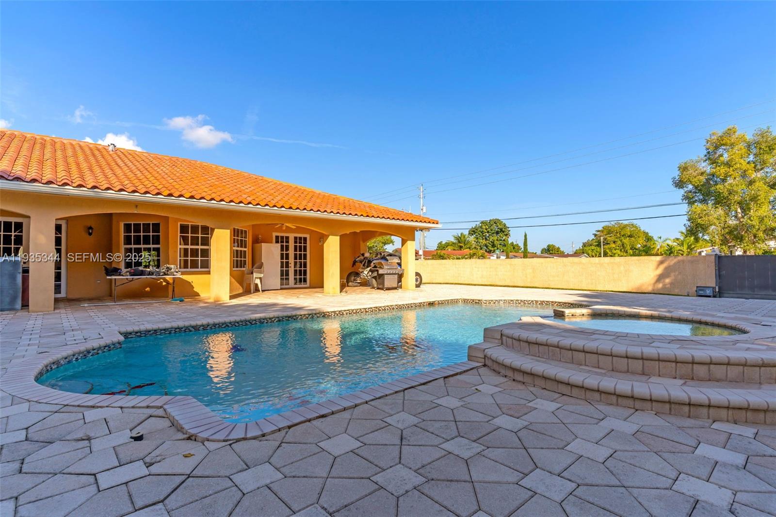 SOUTH SPRINGS HOMES - Residential