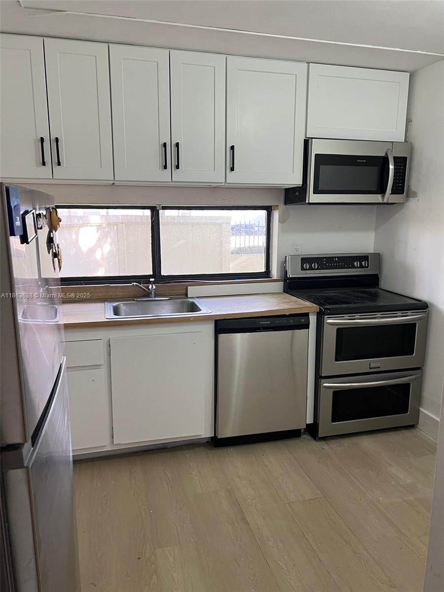 Newly remodeled and spacious, one bedroom, one and a half bathroom apartment in a quiet community, just two blocks from the beach, next to a shopping center, restaurants, and with a newly remodeled and modern gym. Also, other amenities that will make your life very pleasant.