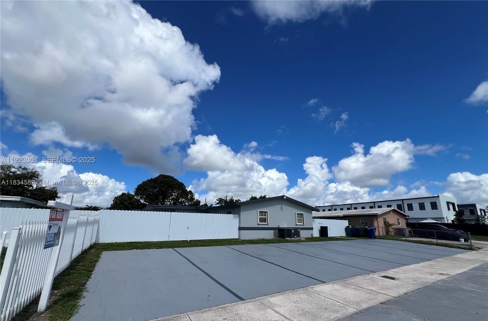 LOPEZ & GONZALEZ PLAZA - Residential Lease