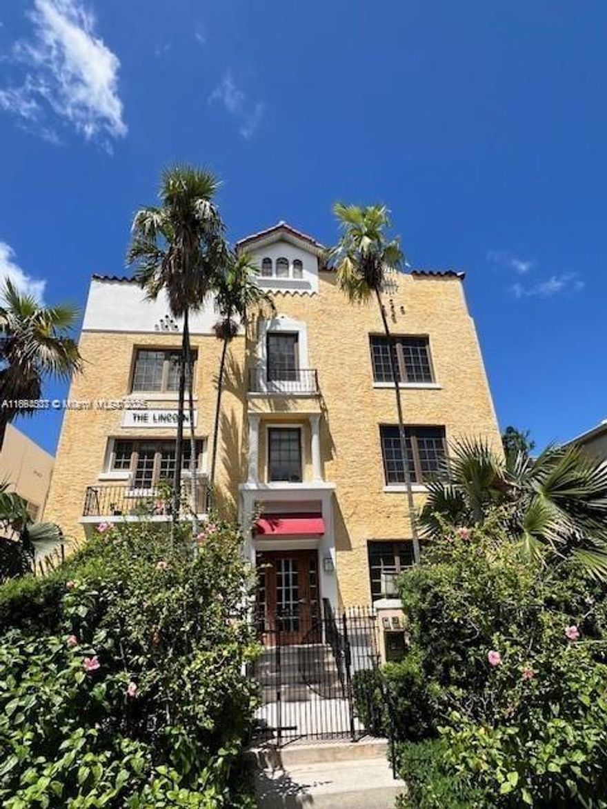 Beautiful & bright 1 bedroom apartment at the Lincoln Condominium.
Steps from Lincoln Rd.
Very well-maintained building.
Central A/C.
SS appliances.
Washer/Dryer in unit.
Completely furnished.
Currently rented until December 2024 for $2100/month.
This building doesn't allow rentals for the 1st year of ownership.