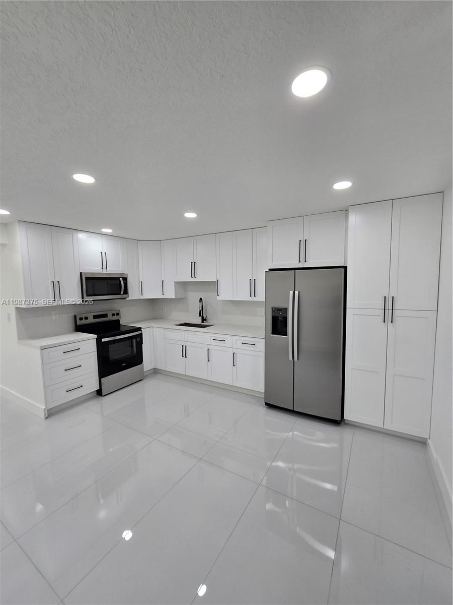 CAROL CITY LAKE STEVEN ES - Residential Lease