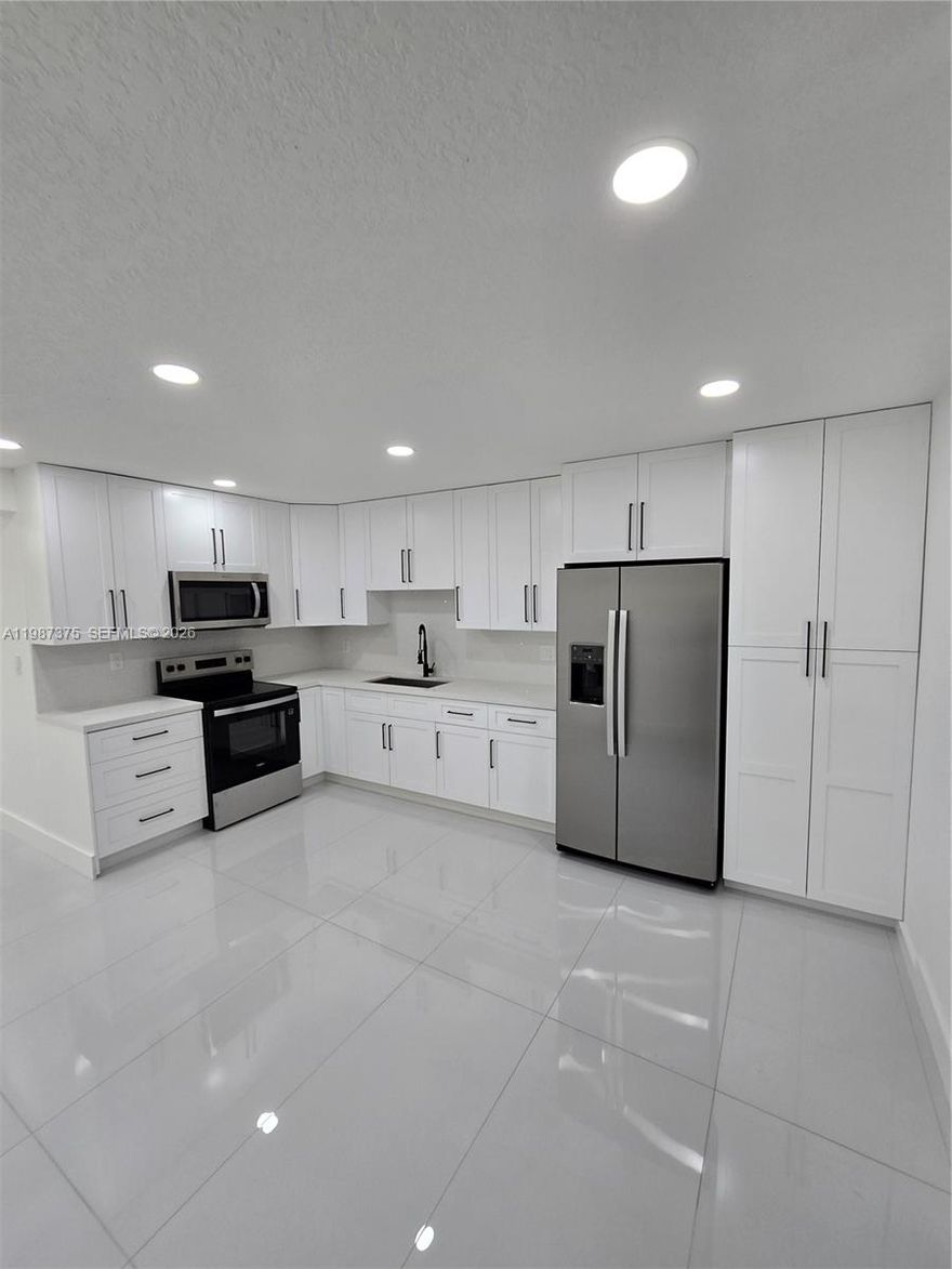 beautiful homo in the best area of miami gardens, It feature 3 bedrooms ,2 bathrooms .ALL utilities are included.