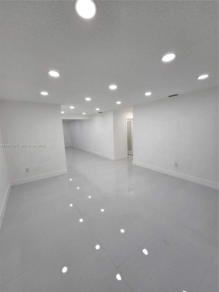 CAROL CITY LAKE STEVEN ES - Residential Lease