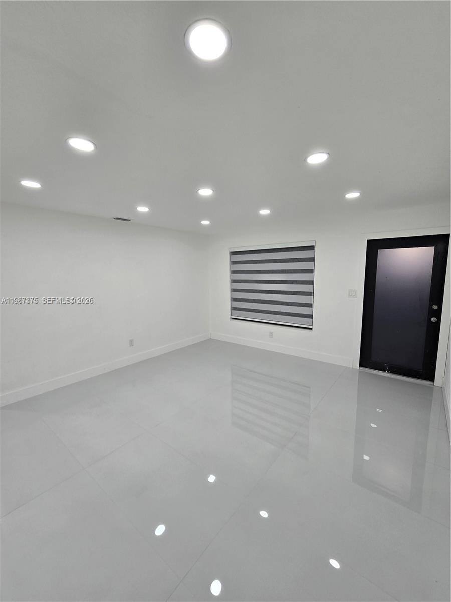 CAROL CITY LAKE STEVEN ES - Residential Lease