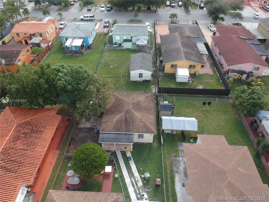 Beautiful Duplex for Rent, unit #252 the 2/1, excellent location in the east of Hialeah, a completely independent house, the back unit with good patio and parking for 4 cars.