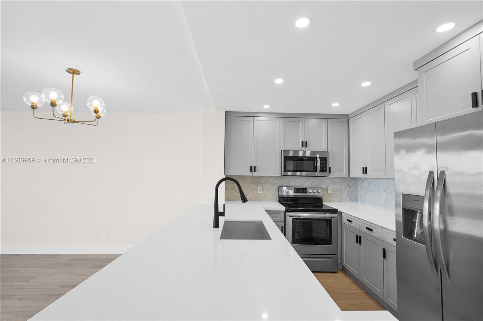 BAYVIEW TOWERS CONDO SOUT - Residential