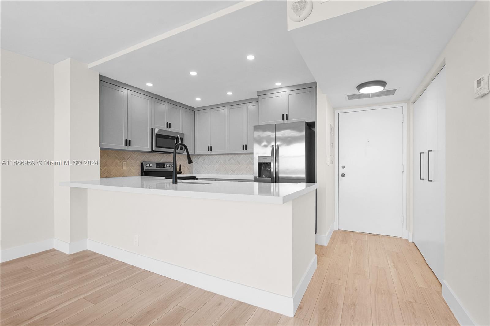 BAYVIEW TOWERS CONDO SOUT - Residential