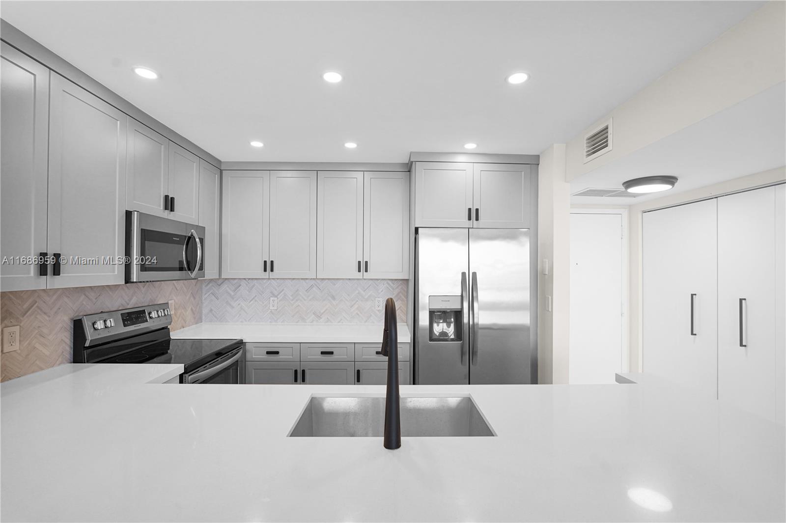 BAYVIEW TOWERS CONDO SOUT - Residential