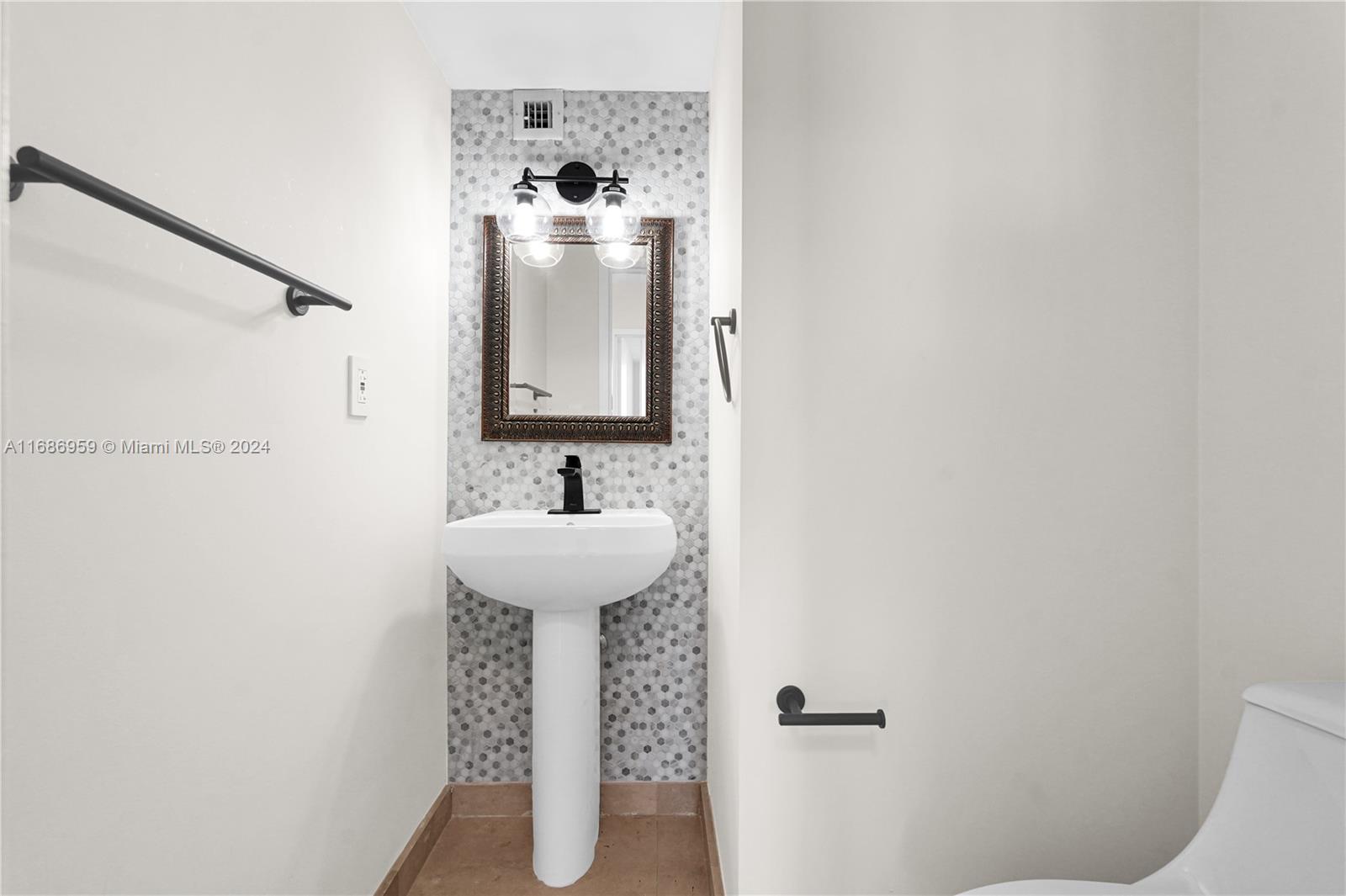 BAYVIEW TOWERS CONDO SOUT - Residential